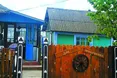 Хатина – з глини, вішалка – з граблів