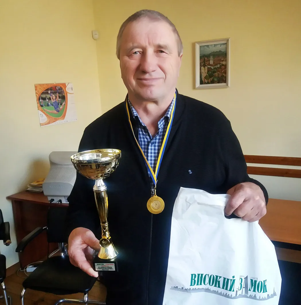 Степан Козак із Дроговижа не тільки успішний будівельник, садівник, а ще й найсильніший футбольний віщун. Фото автора.
