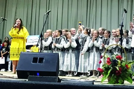 завершальним акордом на гала-концерті звучала пісня «Моя Україно» у виконанні Наталії Кудряшової (зліва), Гурбана Аббасова та усіх учасників фестивалю. Фото автора