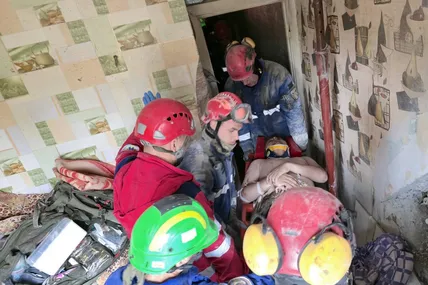 У Києві з-під завалів зруйнованого під'їзду врятували чоловіка. Фото: МВС