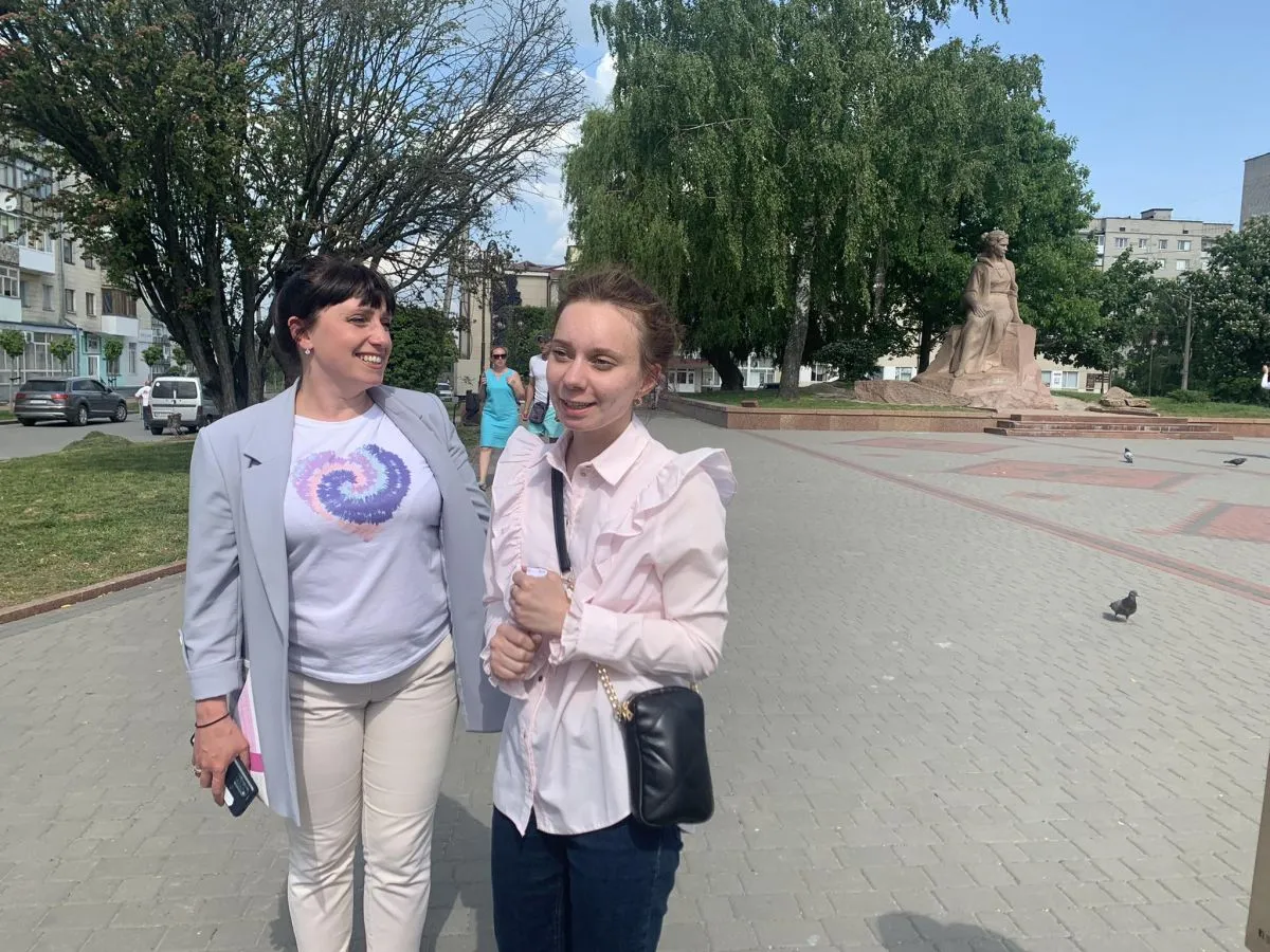 Представниці туристичного центру Звягеля показують нашій групі місто