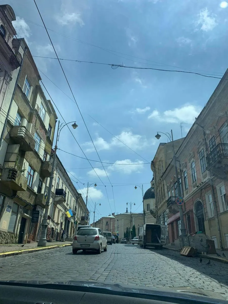 Одна з головних вулиць міста. Фото автора