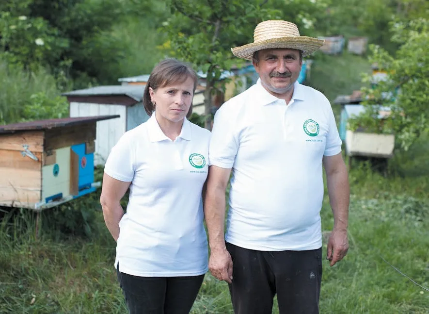 На пасіці незамінною помічницею господаря стала дружина Ірина. Фото з архіву Василя Мануляка.