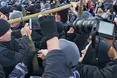 Сльозогінний газ та зеленка: під Радою тривають сутички між поліцією і протестувальниками, є постраждалі