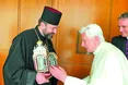 Українці подарували Папі Римському позолочену лампадку