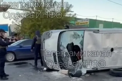 В Одесі група людей напали на ТЦК і перевернула їхнє авто, є постраждалі. Фото: Скриншот із відео з соцмереж