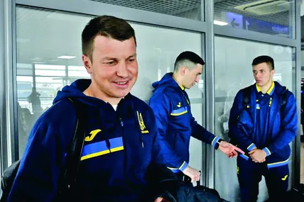 Зараз Руслан Ротань є головним тренером відразу трьох (!) команд. Тож фахівцеві залишається тільки посміхатися... Фото Twitter
