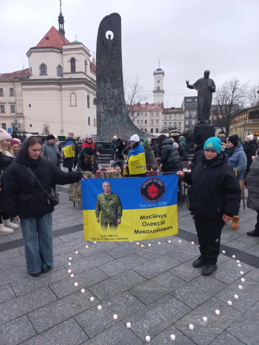 Микола з Вінниці тримає прапор з зображенням батька Олексія Мосійчука. 