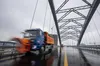 У Києві частково відкрили рух транспорту Подільським мостом