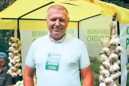 Вирощені головки Володимир Мережко сплітає у коси. Фото з приватного архіву Володимира Мережка.