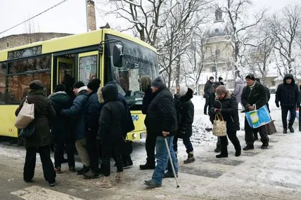 Безхатченків возить комфортний автобус від АТП №1. Фото Романа БАЛУКА