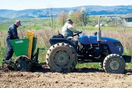 На закинутій досі ділянці працівники музею посадили картоплю. Вирощений урожай передадуть на потреби ЗСУ. Фото Музею Івана Франка.
