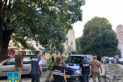 Правоохоронці звинуватили двох волонтерів у продажу автомобілів, які завозили з-за кордону як гуманітарну допомогу. Фото прокуратури