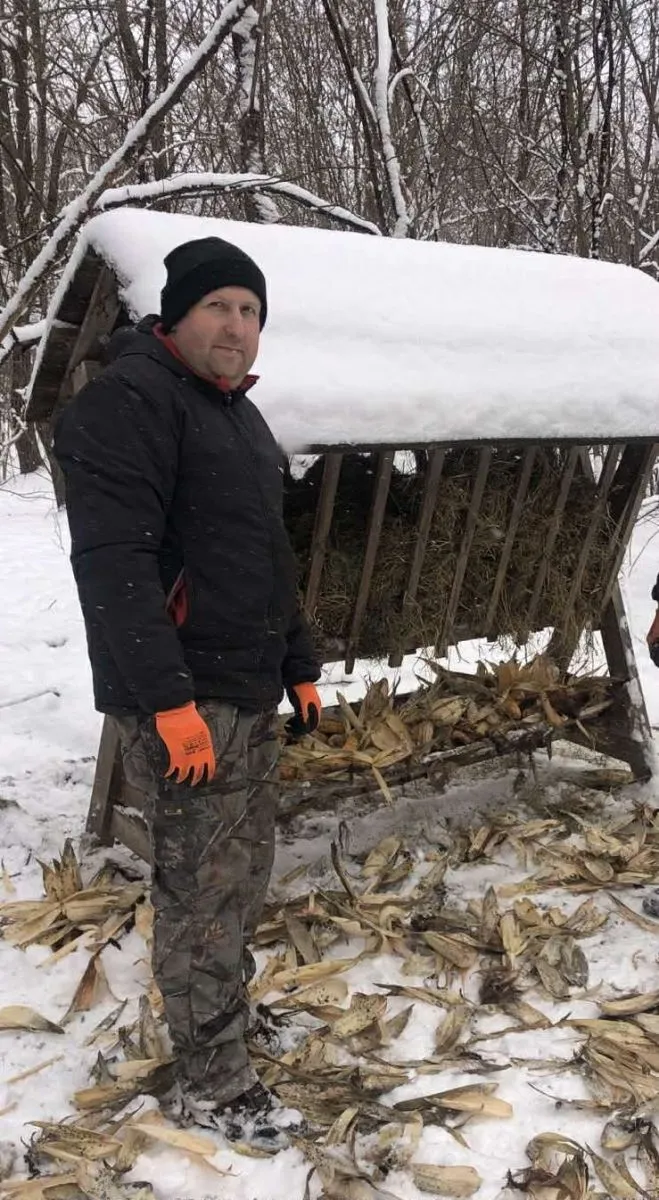 Дві такі годівнички змайстрував для дичини Назар Пирій