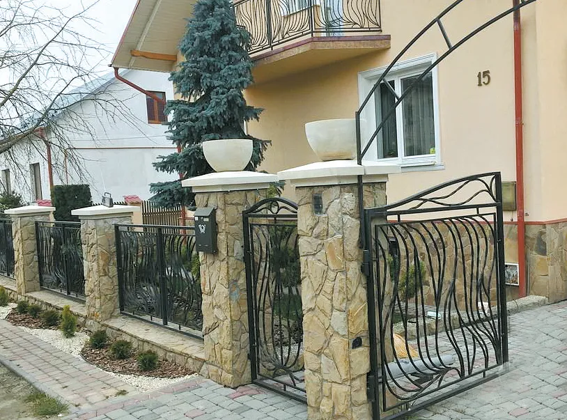 Вхід на своє обійстя господар прикрасив власними виробами. Фото Львівського обласного центру зайнятості