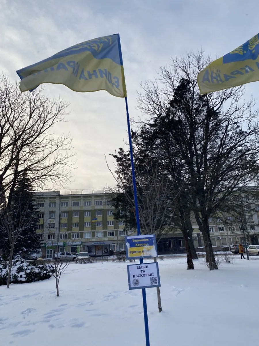 Табличка присвячена Херсону з надписом — «вільні та нескорені».