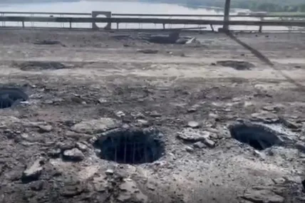 На фото Антонівський міст