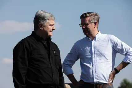 Петро Порошенко з естонським послом та «Госпітальєрами» на полігоні під Києвом випробували робота для евакуації поранених. Фото із сайту "Європейська Солідарність"