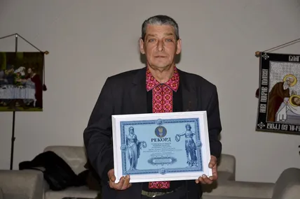 Степан Бориславський із сертифікатом Національного реєстру рекордів України. Фото Юрія Федчака