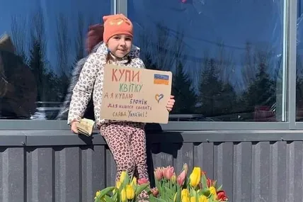 Маленька українка продавала квіти, аби зібрати кошти на бронежилет для військового (ФОТО)