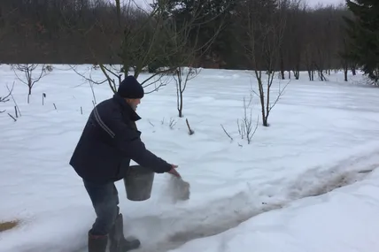 Після такої не складної процедури пересування по льодянистій дорозі стане безпечнішим. Фото автора