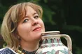 Відтворює традиції подільської кераміки