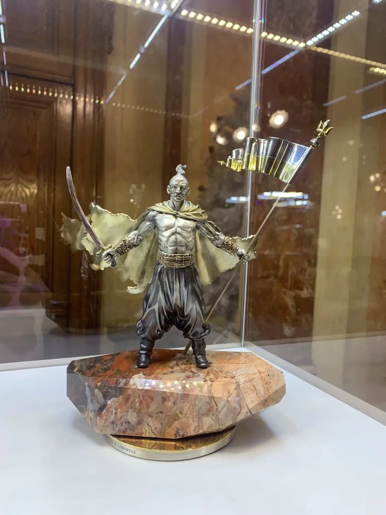 オブジェ INCARNATION. Кожна пір'їнка вручну гравійована, розчесана і позолочена