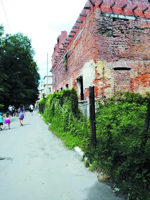 Цей цегляний довгобуд, що руйнується, завбачливо обгородили парканом.