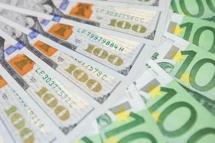 Долар і євро знову подешевшали: НБУ оприлюднив офіційні курси валют на 6 жовтня. Фото: Укрінформ