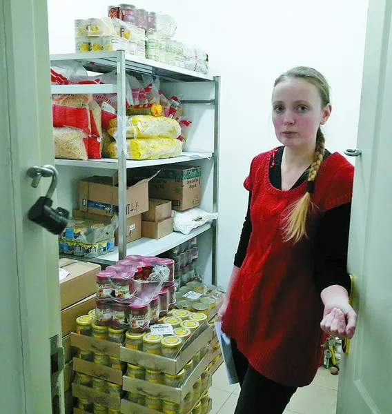 Продукти закупили, а кухню так і не облаштували. Соціальний працівник Ольга каже, не можуть знайти кухаря