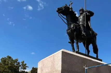 У Маріуполі росіяни встановлюють пам’ятник Невському на місці меморіалу ЗСУ. Фото радника мера