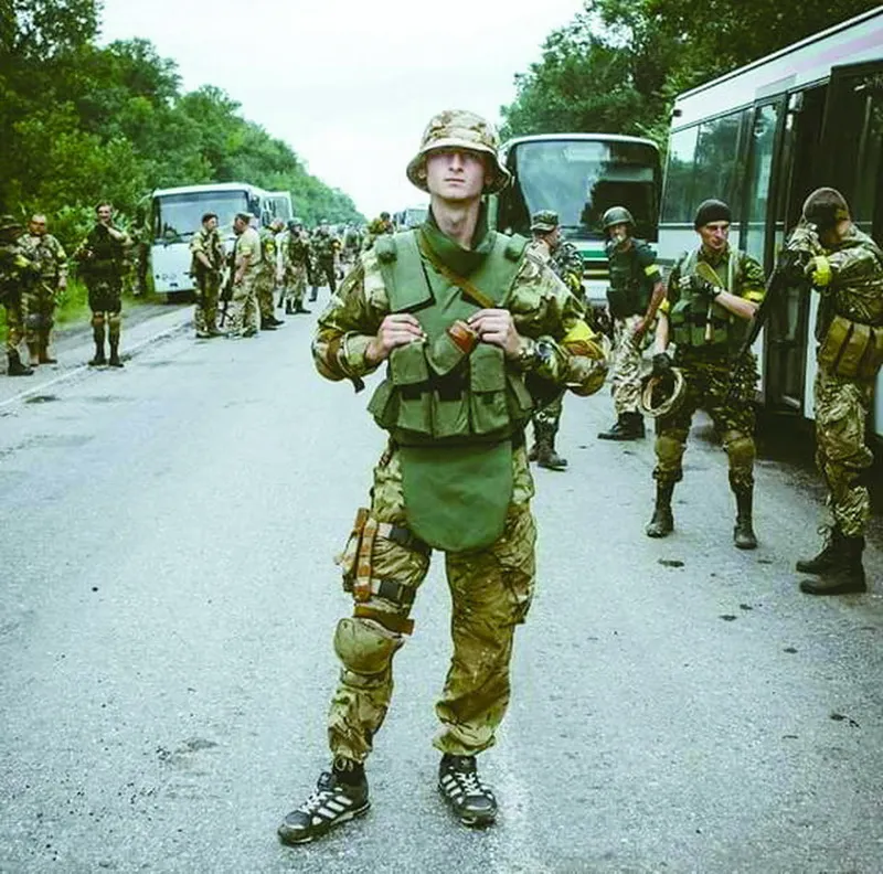  «Ми тижнями не знімали берців, спали в них, щоб не тратити час на взування, тож сильно запарювалися ноги. Ходив через силу, шкіра на пальцях ніг позлазила і м’ясо вилазило з пальців. Ще трохи – і ноги відріжуть, тому перевзувся в кросівки і носив по черзі з берцями», – згадує Юрій.