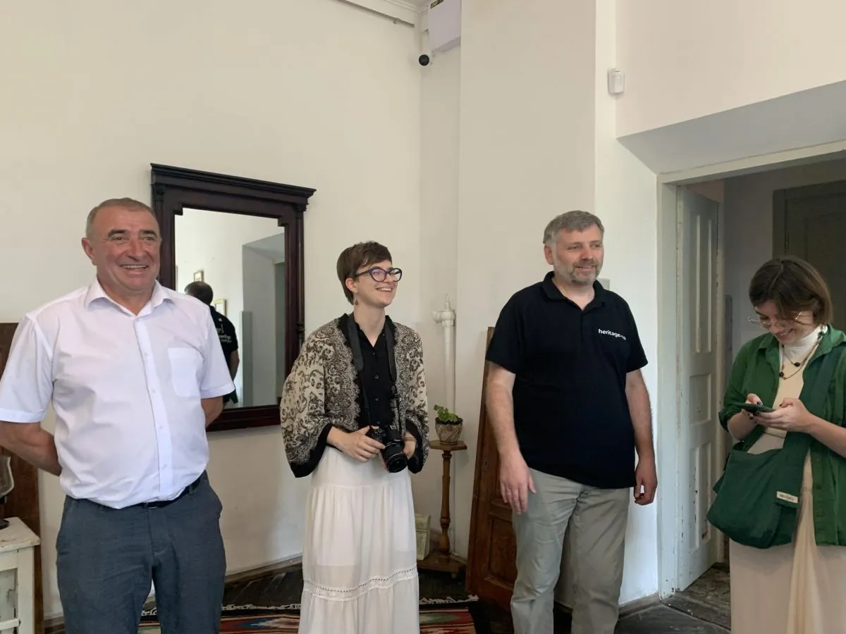 Виставку відвідав міський голова Бібрки Роман Гринус (перший зліва).