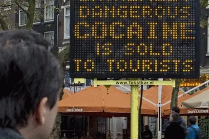Оголошення на площі Rembrandtplein в Амстердамі попереджає: "Туристам продають надзвичайно небезпечний кокаїн". Утім, деякі туристи їдуть до Нідерландів саме по цю небезпеку... Фото AP.