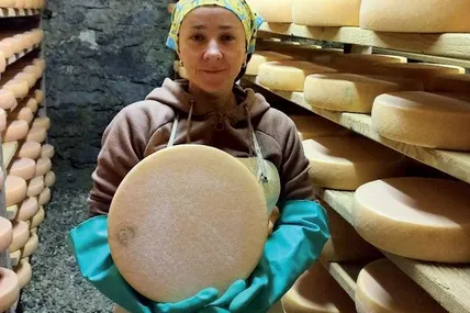 У Наталії Видрич виходять смачні сирні паляниці. Фото Суспільного