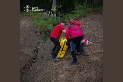 На Львівщині велосипедист травмувався під час спуску з гори Високий Верх. Фото: Головне управління ДСНС України у Львівській області