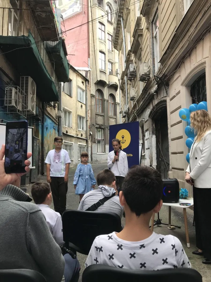 Діти читають вірші про рідний край.