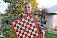 Щоб допомогти ЗСУ, «міняє» шахівницю на автомобіль