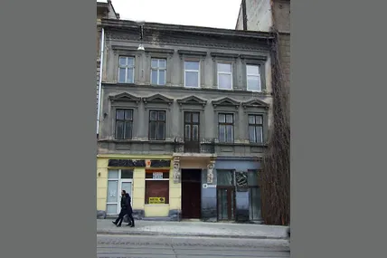 Меморіальна дошка на фасаді будинку сповіщає, що тут жив відомий український поет. Фото “Фотографії старого Львова”