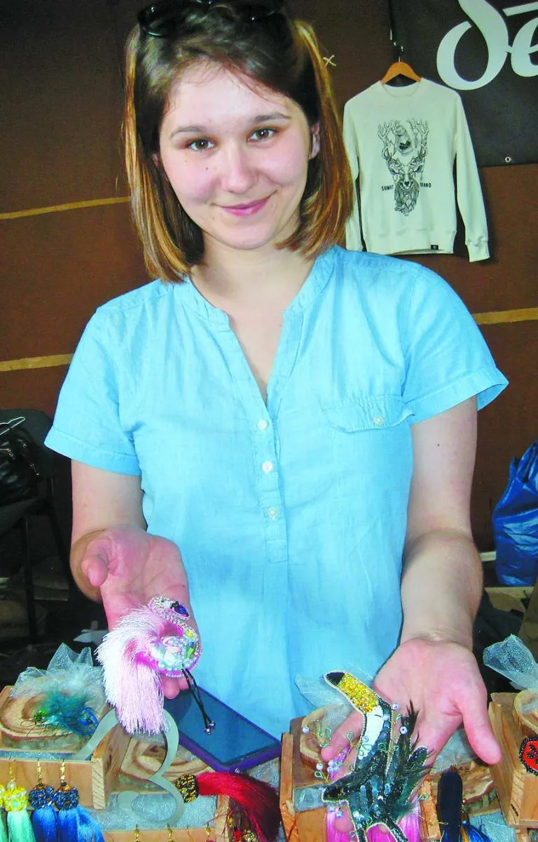 Майстриня Алла демонструє вироби handmade – фламінго і туканчик