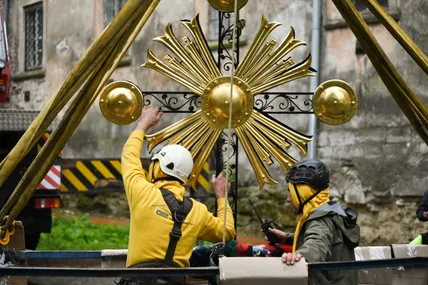 На купол собору святого Юра встановили відреставрований хрест, якому 155 років
