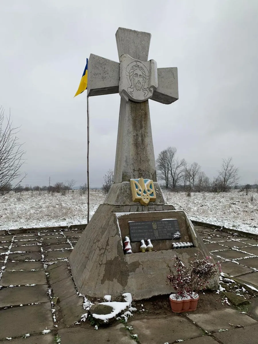 Пам’ятний хрест на місці Криївки, де загинули хлопці-повстанці