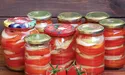 Слоїстий салат з помідорів і цибулі