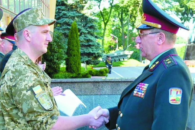 Начальник Національної академії сухопутних військ ім. Гетьмана Сагайдачного генерал-лейтенант Павло Ткачук вітає Руслана Філіпсонова під час представлення особовому складу.