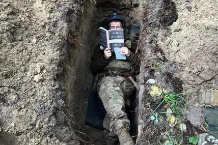 Військовий ЗСУ в окопі читає книжку Тімоті Снайдера. Фото із соцмереж Тімоті Снайдера