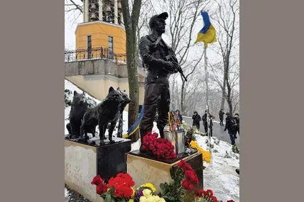 Елементом пам‘ятника Герою України Дмитру Коцюбайлу є фігури вовків.