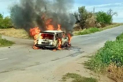 російські дрони почали активно атакувати автівки на трасі М-14 Херсон — Миколаїв. Фото: Ракурс