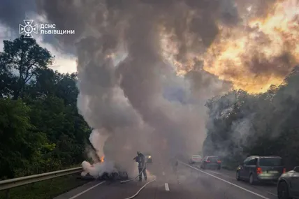 Авто спалахнуло під час руху - рятувальники ліквідували пожежу