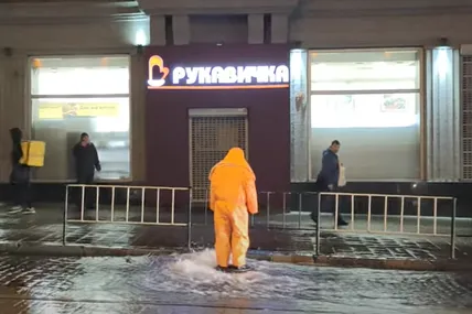 Львівський комунальник стояв на кришці люка, щоб стримати фонтан з-під землі
