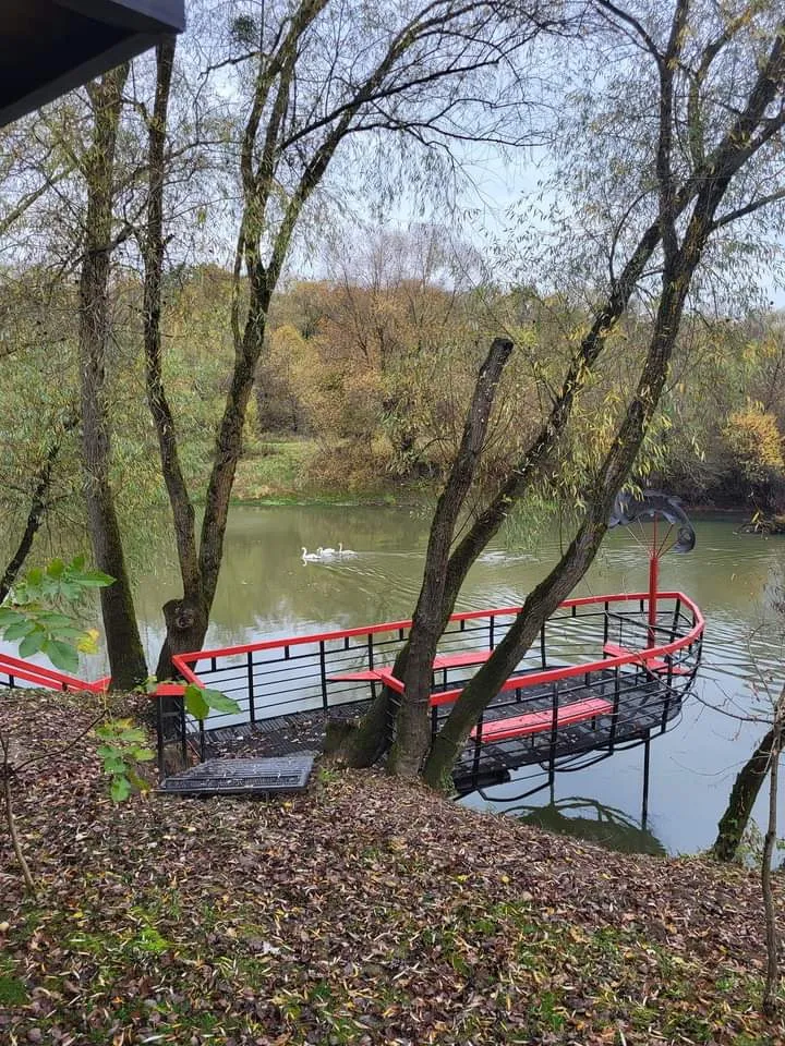 Ось так виглядає стилізована устянська чайка. Нею не попливеш, але, сидячи на ній, добре відпочинеш.